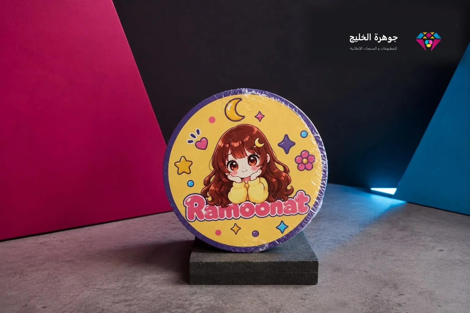 استيكر دائري ملوّن بشخصية كرتونية