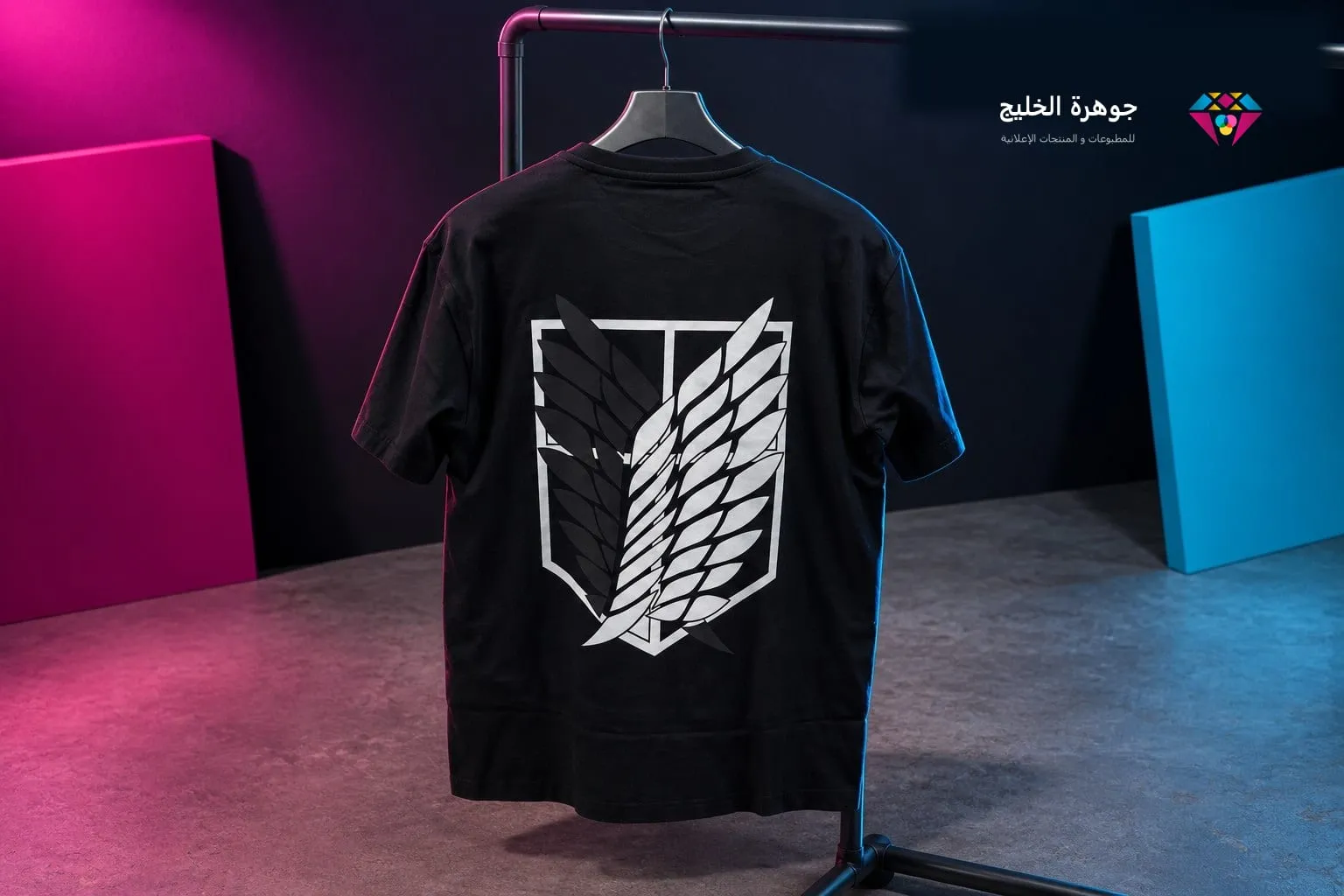 تيشيرت أسود مطبوع بشعار كبير على الظهر